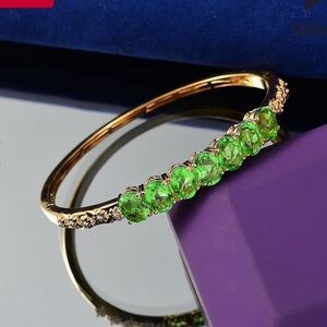 Striking Chartreuse Quartz Bangle